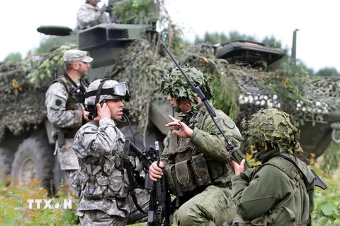Binh sỹ Mỹ và Litva tham gia một cuộc tập trận tại căn cứ quân sự Rukla ở Litva. (Nguồn: AFP/TTXVN)