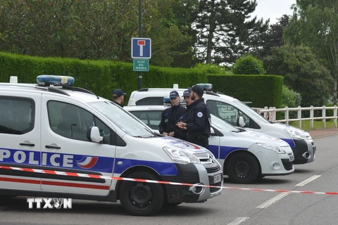 Cảnh sát Pháp làm nhiệm vụ tại hiện trường vụ tấn công ở Magnanville ngày 14/6. (Nguồn: THX/TTXVN)