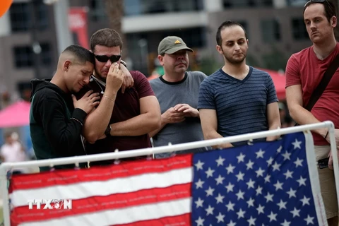 Tưởng niệm các nạn nhân trong vụ xả súng tại Orlando, Florida ngày 15/6. (Nguồn: AFP/TTXVN)