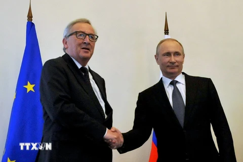 Tổng thống Nga Vladimir Putin (phải) và Chủ tịch Ủy ban châu Âu (EC) Jean-Claude Juncker. (Nguồn: AFP/TTXVN)