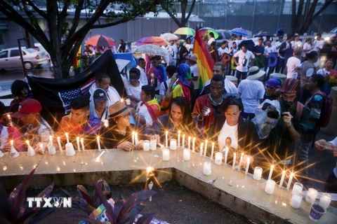 Người dân Mỹ tưởng niệm các nạn nhân thiệt mạng trong vụ xả súng ở Orlando. (Nguồn: EPA/TTXVN)