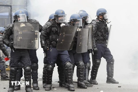 Cảnh sát Pháp làm nhiệm vụ trong cuộc biểu tình của người dân tại Paris ngày 26/5. (Nguồn: AFP/TTXVN)