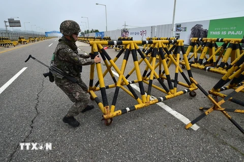 Binh sỹ Hàn Quốc dựng rào chắn trên tuyến đường hướng tới Khu công nghiệp Kaesong tại trạm kiểm soát quân sự ở Paju. (Nguồn: AFP/TTXVN)