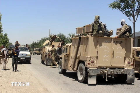 Lực lượng an ninh Afghanistan làm nhiệm vụ trong chiến dịch chống Taliban tại Kunduz ngày 31/5. (Nguồn: AFP/TTXVN)