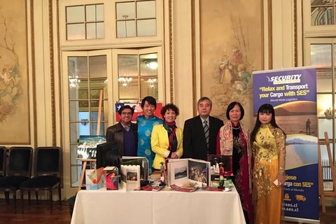 Đại diện Đại sứ quán Việt Nam tham dự Hội chợ. (Ảnh: Diệu Hương/Vietnam+)