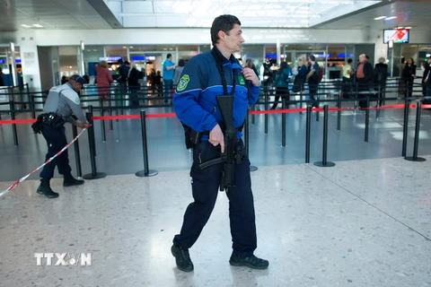 Cảnh sát Thụy Sĩ tuần tra tại sân bay Geneva ở Geneva. (Nguồn: AFP/TTXVN)