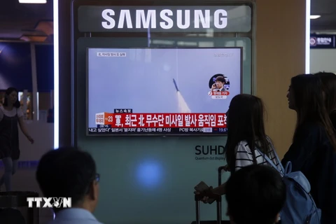 Người dân Hàn Quốc theo dõi bản tin tại một nhà ga ở thủ đô Seoul về vụ phóng tên lửa của Triều Tiên ngày 22/6. (Nguồn: THX/TTXVN)