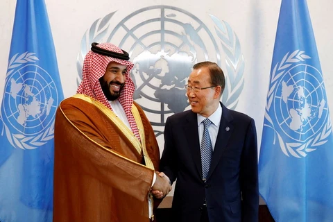 Tổng Thư ký Liên hợp quốc Ban Ki-moon (phải) và Bộ trưởng Quốc phòng Saudi Arabia - Hoàng tử Mohammed bil Salman. (Nguồn: Reuters)