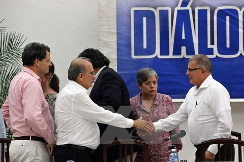 Trưởng đoàn đàm phán hòa bình Chính phủ Colombia Humberto de la Calle (thứ 2 trái) và Đại diện của FARC Rodrigo Granda (phải) tại vòng đàm phán ở La Habana, Cuba ngày 12/5. (Nguồn: EPA/TTXVN)