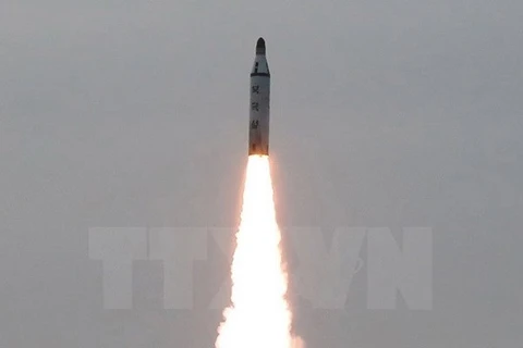 Một vụ phóng thử tên lửa chiến lược từ một tàu ngầm của Triều Tiên. (Ảnh: Reuters/TTXVN)