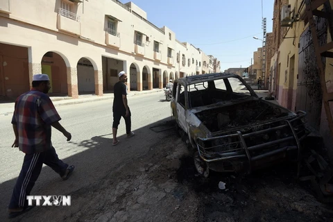 Xe ôtô bị phá hủy trong xung đột ở Algeria. (Nguồn: AFP/TTXVN)