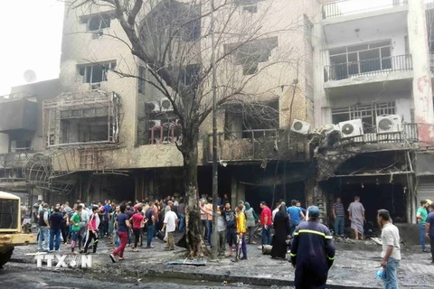Một tòa nhà bị phá hủy sau vụ đánh bom ở Karada, Baghdad ngày 3/7. (Nguồn: THX/TTXVN)