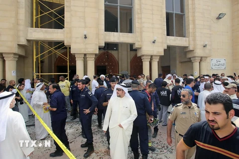 Lực lượng an ninh Kuwait tập trung bên ngoài nhà thờ Al-Imam al-Sadeq sau một vụ đánh bom. (Nguồn: AFP/ TTXVN)