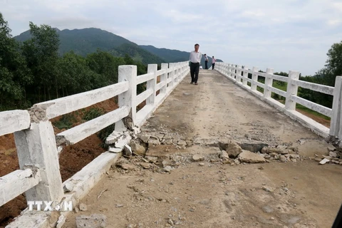 Nhiều đoạn cầu máng bị sụp lún, hư hỏng nghiêm trọng. (Ảnh: Nguyễn Thanh/TTXVN)
