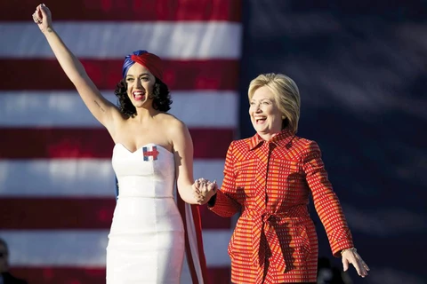 Katy Perry đã nhận 70.000 USD từ Hillary để tham gia buổi vận động tranh cử của bà.