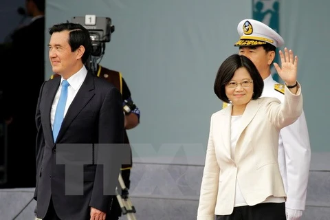 Nhà lãnh đạo mới của Đài Loan Thái Anh Văn (phải) và người tiền nhiệm Mã Anh Cửu tại Phủ tổng thống ở Đài Bắc ngày 20/5. (Nguồn: EPA/TTXVN)