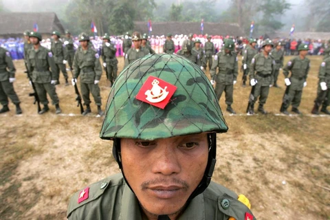 Một cuộc biểu dương lực lượng hồi năm 2006 của các tay súng thuộc Liên đoàn Quốc gia Karen, lực lượng đòi quyền tự trị rộng rãi hơn tại Myanmar. (Ảnh: EPA) 