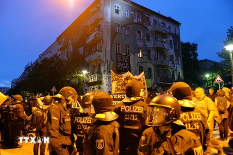 Cảnh sát chống bạo động được triển khai để ngăn chặn những người biểu tình quá khích tại Berlin. (Nguồn: EPA/TTXVN)