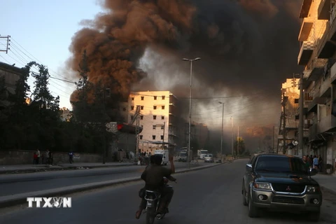 Khói bốc lên sau các cuộc giao tranh tại Aleppo ngày 9/7. (Nguồn: AFP/TTXVN)