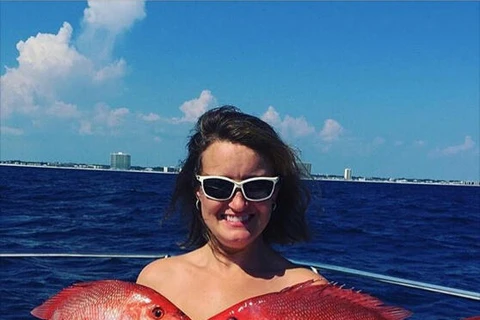 [Photo] Các cô gái rộ trào lưu dùng cá che ngực trên Instagram