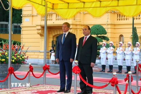 Thủ tướng Chính phủ Nguyễn Xuân Phúc và Thủ tướng Dacian Ciolos tại lễ đón. (Nguồn: Ảnh:Thống Nhất/TTXVN)