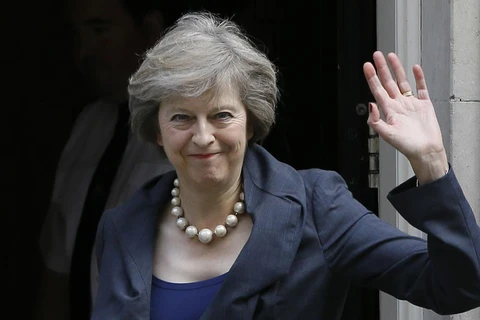 Bà Theresa May đứng bên ngoài Phủ Thủ tướng Anh ở ngôi nhà số 10 phố Downing. (Nguồn: AP)