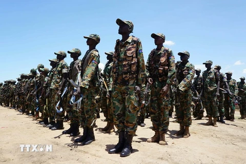 Các binh sỹ Chính phủ Nam Sudan diễu binh tại doanh trại ở Juba ngày 21/4. (Nguồn: AFP/TTXVN)
