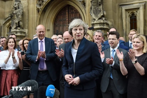 Bà Theresa May (giữa) trả lời báo giới tại thủ đô London ngày 11/7. (Nguồn: AFP/TTXVN)