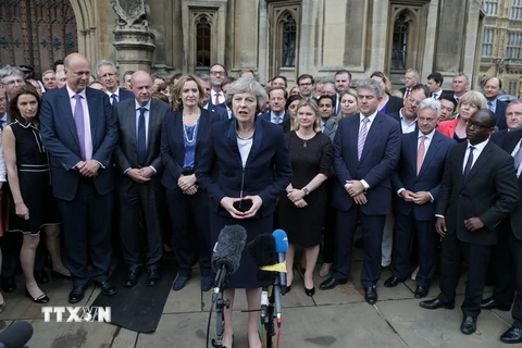Bà Theresa May (giữa) trả lời báo giới tại thủ đô London. (Nguồn: AFP/TTXVN)