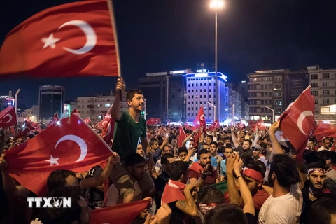 Những người ủng hộ Chính phủ và Tổng thống Thổ Nhĩ Kỳ Recep Tayyip Erdogan tuần hành tại quảng trường Taksim ở Istanbul sau khi vụ đảo chính kết thúc ngày 16/7. (Nguồn: EPA/TTXVN)