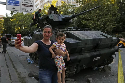 Người dân Thổ Nhĩ Kỳ đua nhau chụp ảnh cùng xe tăng sau đảo chính