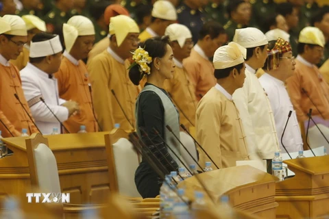 Bà Aung San Suu Kyi (giữa) cùng các nghị sỹ trong phiên họp Quốc hội ở Nay Pyi Taw ngày 22/3. (Nguồn: THX/TTXVN)