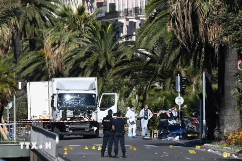 Cảnh sát điều tra tại hiện trường vụ tấn công tại thành phố Nice, miền Nam nước Pháp. (Nguồn: AFP/TTXVN)