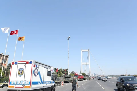 Cảnh sát Thổ Nhĩ Kỳ gác trên cây cầu Bosphorus ở Istanbul ngày 16/7. (Nguồn: EPA/TTXVN)