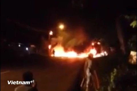 Hai chiếc xe cháy dữ dội. (Ảnh: Dương Chí Tưởng/Vietnam+)