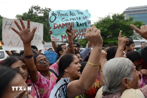 Phụ nữ Ấn Độ biểu tình đòi treo cổ hoặc thiêu sống những kẻ phạm tội hiếp dâm. (Nguồn: AFP/TTXVN)