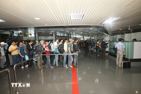 Làm thủ tục nhập cảnh tại Sân bay Quốc tế Nội Bài. (Ảnh: Thanh Tùng/TTXVN)