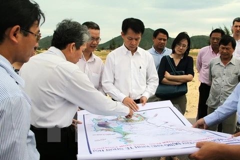 Tập đoàn dầu khí Thái Lan và các nhà tư vấn xem bản đồ quy hoạch Khu kinh tế Nhơn Hội ngày 14/8/2013. (Ảnh: Ly Kha/TTXVN)