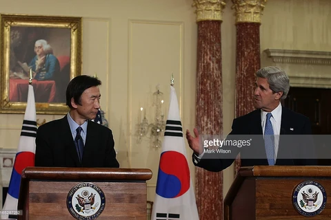 Ngoại trưởng Hàn Quốc Yun Byung-se (trái) và người đồng cấp Mỹ John Kerry. (Nguồn: Getty Images)