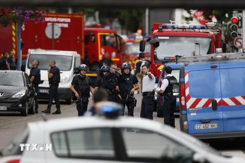 Cảnh sát Pháp gác tại hiện trường vụ tấn công bắt cóc con tin ở Saint-Etienne-du-Rouvray. (Nguồn: AFP/TTXVN)