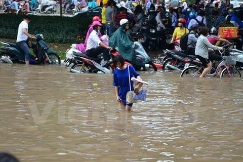 Hà Nội ngập thành sông sau trận mưa lớn hồi tháng Năm. (Ảnh: PV/Vietnam+)
