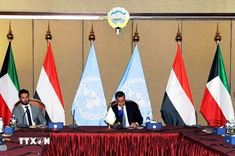  Đặc phái viên Liên hợp quốc về vấn đề Yemen Ismail Ould Cheikh Ahmed (giữa) tại cuộc đàm phán hòa bình Yemen ở Kuwait City, Kuwait ngày 17/7. (Nguồn: AFP/ TTXVN) 