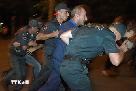 Cảnh sát Armenia bắt giữ người biểu tình bạo động ở Yerevan ngày 29/7. (Nguồn: AFP/TTXVN)