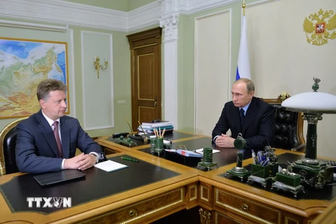 Bộ trưởng Giao thông Nga Maxim Sokolov (trái) trong một cuộc họp với Tổng thống Vladimir Putin tại Moskva. (Nguồn: AFP/TTXVN)