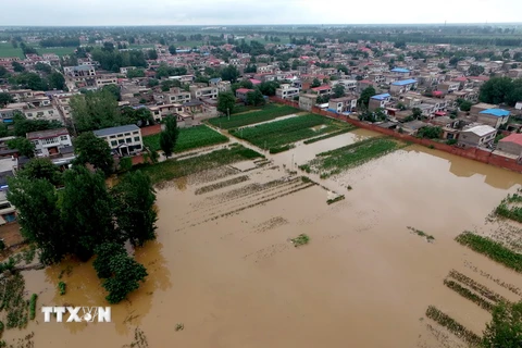 Cảnh ngập lụt ở thành phố An Dương, Trung Quốc, ngày 19/7. (Nguồn: THX/TTXVN)