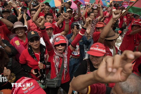 Phe Áo đỏ tuần hành ở ngoại ô thủ đô Bangkok ngày 6/4/2014. (Nguồn: AFP/TTXVN)