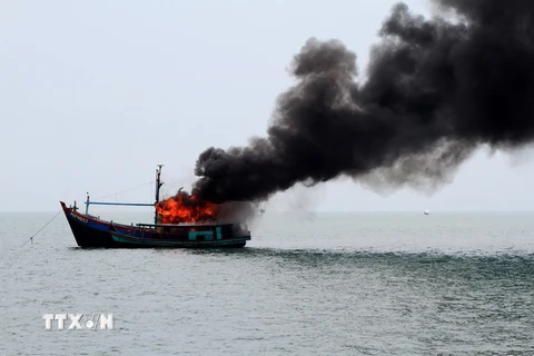Một tàu đánh cá của Malaysia bị đánh chìm tại khu vực ngoài khơi Belawan, phía đông đảo Sumatra, Indonesia ngày 18/8/2015. (Nguồn: AFP/TTXVN)