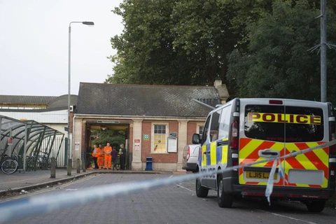Cảnh sát bên ngoài nhà ga Wandsworth. (Nguồn: independent.co.uk)