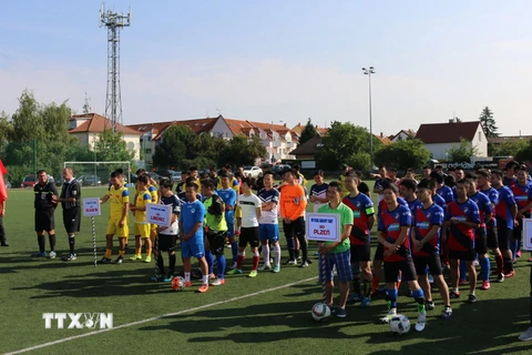 Các đội bóng lọt vào vòng chung kết Giải Bóng đá người Việt tại Cộng hòa Séc 2016. (Ảnh: Trần Quang Vinh/TTXVN)
