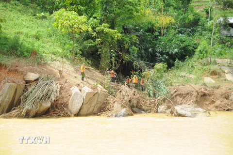 Lực lượng chức năng tỉnh Lào Cai tìm kiếm nạn nhân mất tích. (Ảnh: Hương Thu/TTXVN)